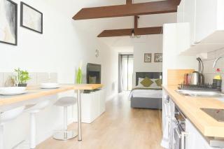 Stylish Detached Studio, Banstead with off street Parking - 7