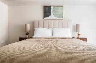 Blueground South Lake Union balcony nr Lake Union SEA-928 - 2