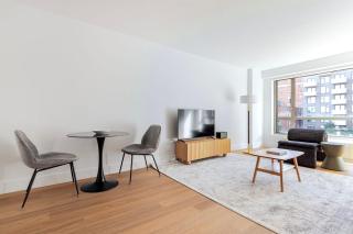 Blueground Yorkville pool nr Carl Schurz Park NYC-2094 - 8