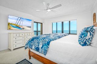 Luxury direct oceanfront corner penthouse with heated pool and garage parking - 8