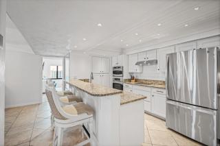 Luxury direct oceanfront corner penthouse with heated pool and garage parking - 1