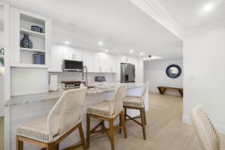 Luxury direct oceanfront corner with large private balcony, heated pool and garage - 3