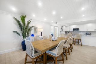 Luxury direct oceanfront corner with large private balcony, heated pool and garage - 2