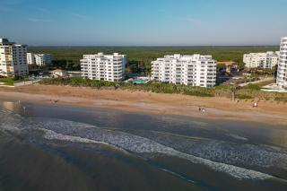 Updated direct oceanfront corner condo with large wrap-around balcony and heated pool - 5