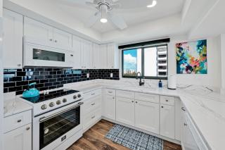 Direct oceanfront corner penthouse with huge wrap-around balcony offering beach and pool views - 7