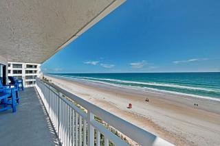 Direct oceanfront corner penthouse with huge wrap-around balcony offering beach and pool views - 8