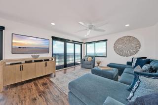 Direct oceanfront corner penthouse with huge wrap-around balcony offering beach and pool views - 9