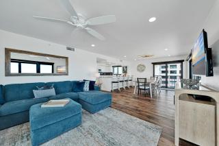 Direct oceanfront corner penthouse with huge wrap-around balcony offering beach and pool views - 2