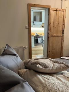 Cozy Autumn Getaway With Private Garden & Terrace - 8