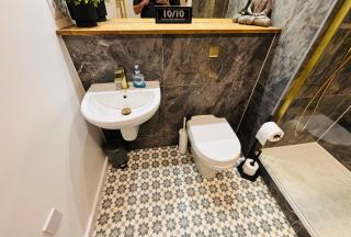 City Centre garden flat with Secure Parking - 1