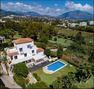 Elegant Villa Retreat with Lush Gardens - 0