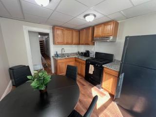 Full Apartment in Lynn - Fits 5 people - 3