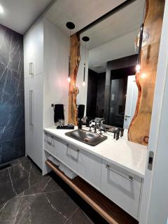 Luxury Lakefront 4 BDR, 10 Beds, 4 Bath - 4