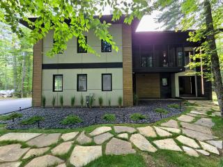 Luxury Lakefront 4 BDR, 10 Beds, 4 Bath - 9