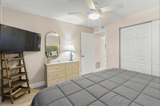 3BRPoolside Condo Near Beach - 7