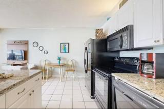 Relaxing Oceanfront 2BR Beach Condo! Royal Garden 1514 - 9