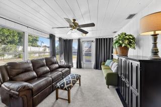 Cozy Haven near Manatee Memorial and Great Beaches - 2