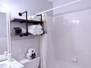 Quiet and Relaxing 2 Bedroom in Little Canada - 1