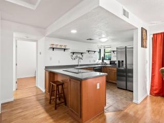 Luxurious gated Condo in Sabino cyn, resort style living - 7