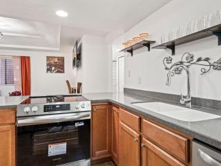 Luxurious gated Condo in Sabino cyn, resort style living - 2