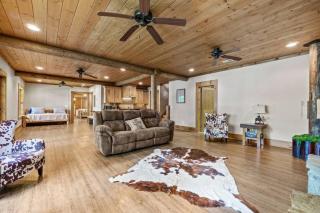 Large secluded 3 bedroom Cabin - 0