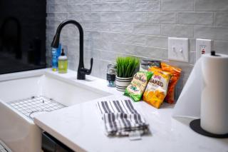 Adorable 2 King Bed Frenchtown Home - 6