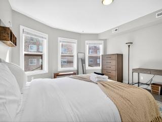 Spacious 3BR / 2BA Fort Hill Penthouse | Sleeps 6 - 1