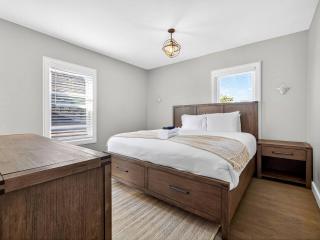 Spacious 3BR / 2BA Fort Hill Penthouse | Sleeps 6 - 7