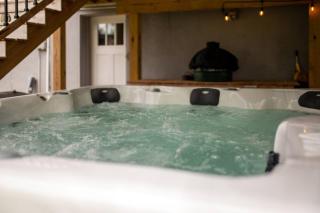 Private Basement - Two King Beds and Hot Tub - 0