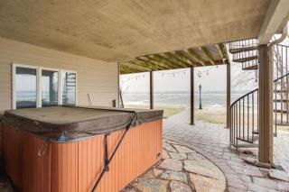 On the lake Hot Tub Pool Table 10 Beds - 5