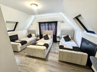 Heathrow Large House with Driveway, Hot tub and Garden - Colnbrook - 2