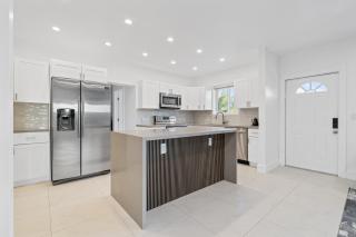 Tropical 4BR Villa with Pool, BBQ & Mini Golf Fun - 4