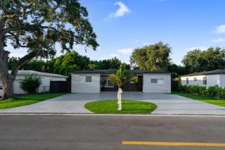 Tropical 4BR Villa with Pool, BBQ & Mini Golf Fun - 9