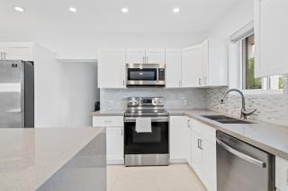 Tropical 4BR Villa with Pool, BBQ & Mini Golf Fun - 2