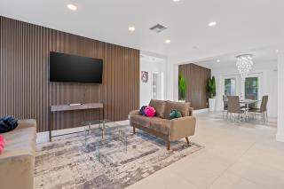 Tropical 4BR Villa with Pool, BBQ & Mini Golf Fun - 7