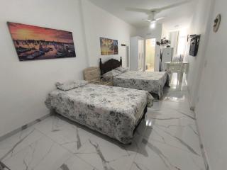 Quitinete no Centro a Poucos Passos da Praia - 1