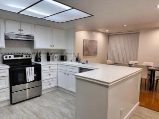 Venice Beach Lux Retreat Coastal Apartment Haven - 5