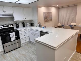 Venice Beach Lux Retreat Coastal Apartment Haven - 5