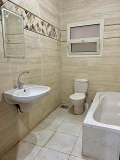 شقة مفروشة بفيلا مميزه للإيجار بالتجمع الاول - 1