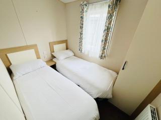 3 Bedroom Caravan FH24, Fairway, Sandown, Isle of Wight - 2