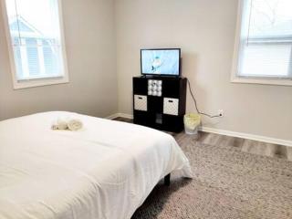 Cozy Home walk to DT - Private Bedroom - 1