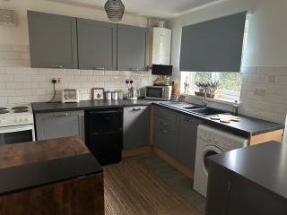Contractor friendly-2 bd-Private Parking-Sleeps 3 - 9