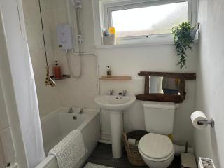 Contractor friendly-2 bd-Private Parking-Sleeps 3 - 8