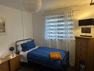 Contractor friendly-2 bd-Private Parking-Sleeps 3 - 2