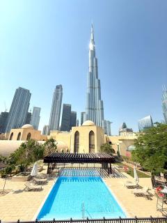 Souk Al Bahar Luxury stays near poolside with Burj Khalifa view by Norbu Holiday Homes - 7