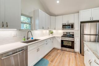 4 Mi to UT Austin Bright and Modern Family Home - 4