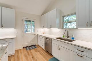 4 Mi to UT Austin Bright and Modern Family Home - 2