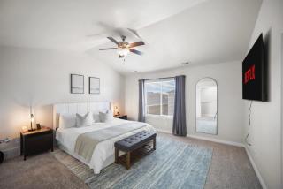 Charming Family Stay w Arcade Theatre Ski Haven Walking trails and river walk in backyard - 8