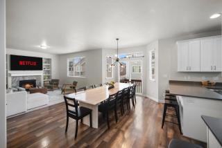 Charming Family Stay w Arcade Theatre Ski Haven Walking trails and river walk in backyard - 9