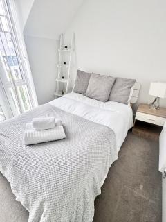 Green Park 4 bed LUX with parking ,M4 Jct 11 - 6